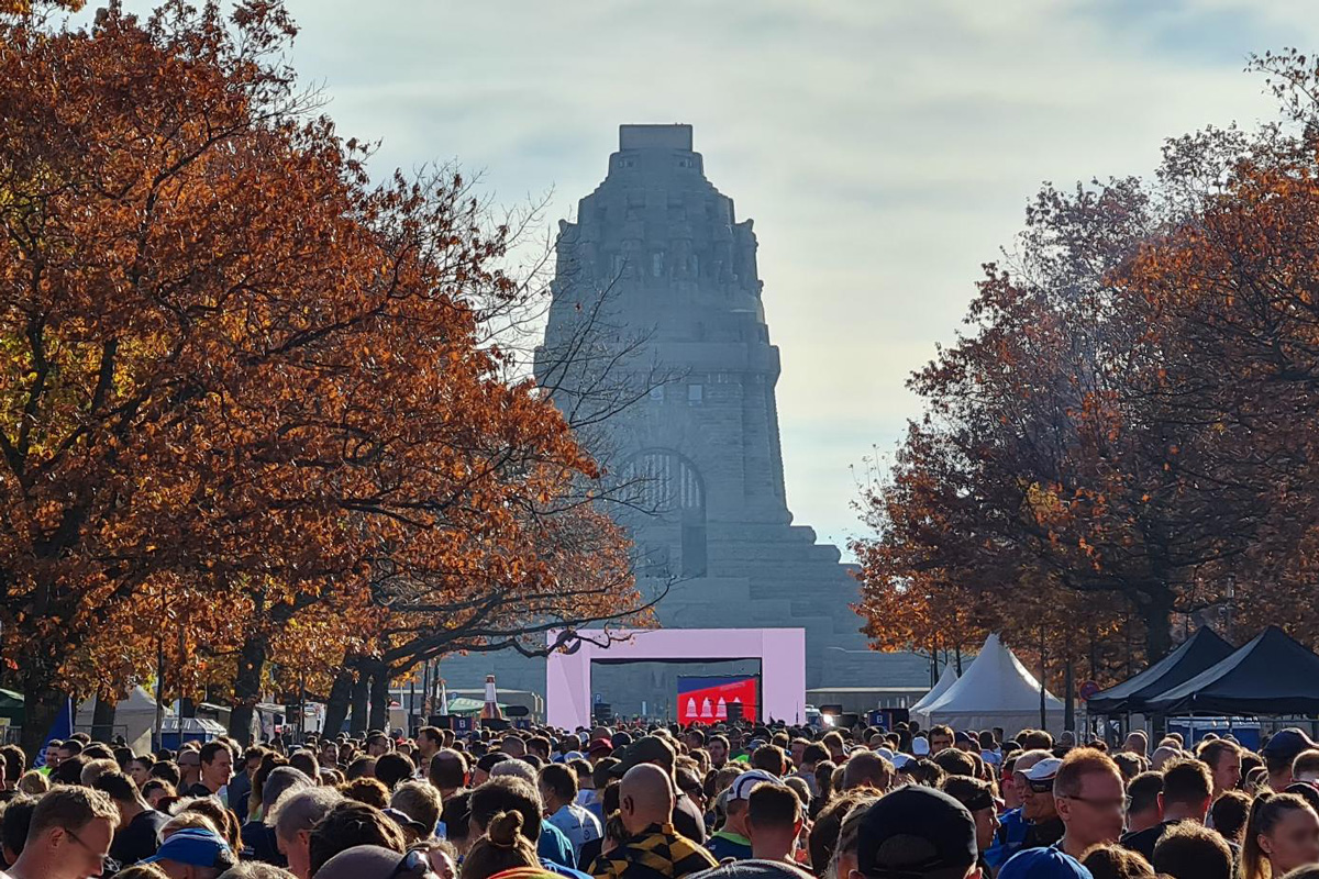 Startaufstellung beim Halbmarathon Leipzig mit Blick auf das Völkerschlachtdenkmal