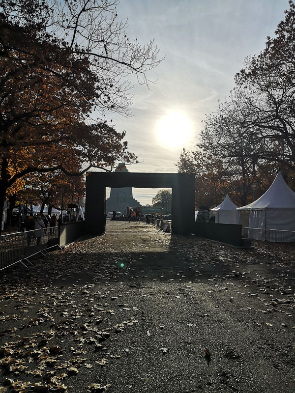 Startbereich vom Halbmarathon am Völkerschlachtdenkmal vor dem Lauf