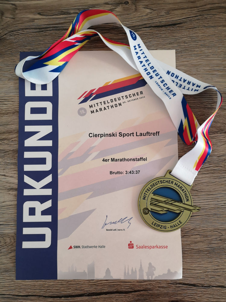 Urkunde und Medaille unserer Marathonstaffel beim Mitteldeutschen Marathon 2022